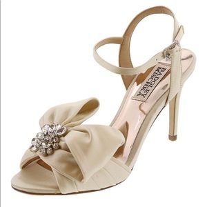 Badgley Mishka Samantha Ankle Strap Evening Shoe in Ivory. Size 9.5.